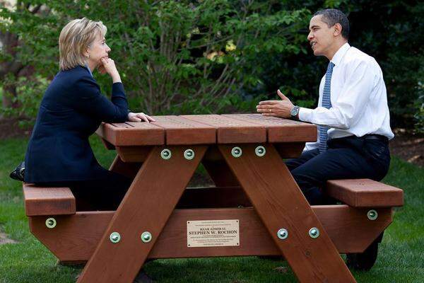 Obama hatte seine Konkurrentin zur Außenministerin gemacht: Präsidentschaftskandidatin Hillary Clinton mit Obama am Picknick-Tisch vor dem Weißen Haus.