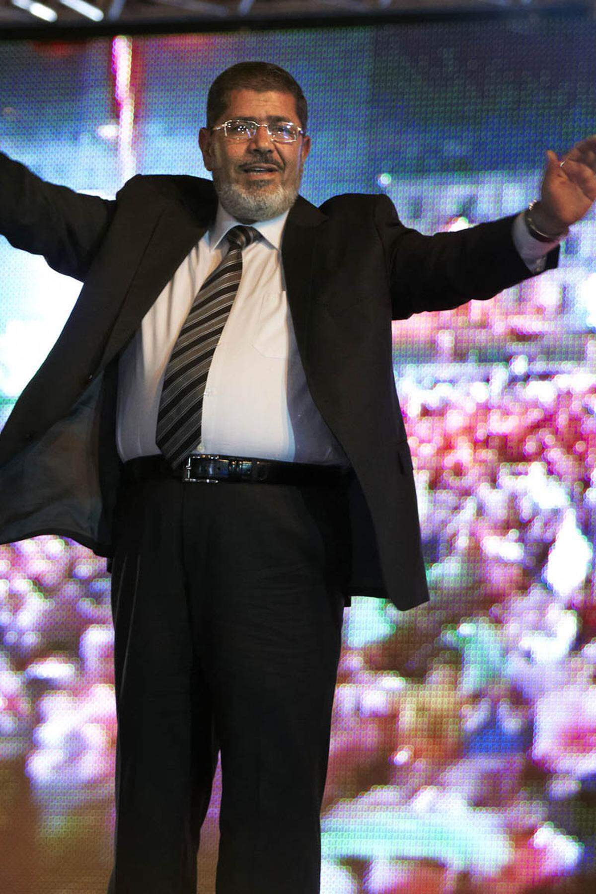 Mohammed Mursi, der Kandidat der Muslimbruderschaft kam im ersten Wahlgang mit 24,8 Prozent auf Platz eins. Mursi gehört dem konservativen Flügel der Bewegung an. Er wirbt für eine "islamische Renaissance".Wenige Stunden nach Wahlende erklärten die Islamisten Mursi bereits zum Sieger. Er habe nach inoffiziellen Ergebnissen aus 12.793 der landesweit 13.000 Wahllokale bei mehr als eine Million Stimmen mehr erhalten als sein Konkurrent, Ahmed Shafik. Eine offizielle Bestätigung dafür gibt es noch nicht.