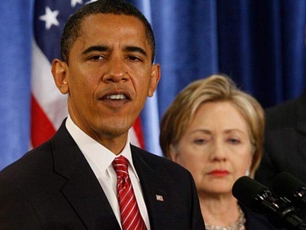 Nach langem Kampf gegen Hillary Clinton in den Vorwahlen wurde Obama im August 2008 offiziell Präsidentschaftskandidat der Demokraten. Am 4. November wurde er zum ersten afroamerikanischen US-Präsidenten gewählt.