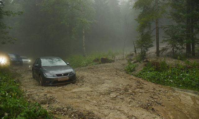 Der Schlamm bahnte sich in Kirchberg in Tirol seinen Weg über die Straßen.