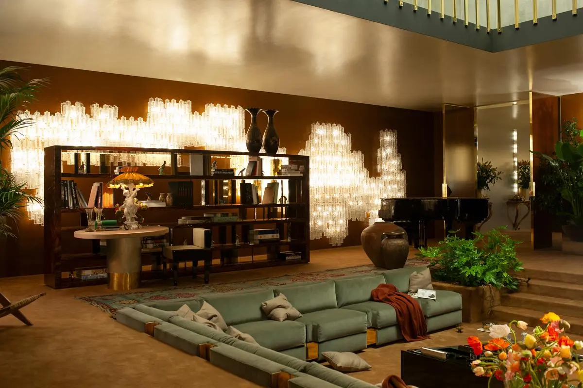 Scenography. Loro Piana had the dimorest studio designed the setting for a possible film with a tragic outcome.