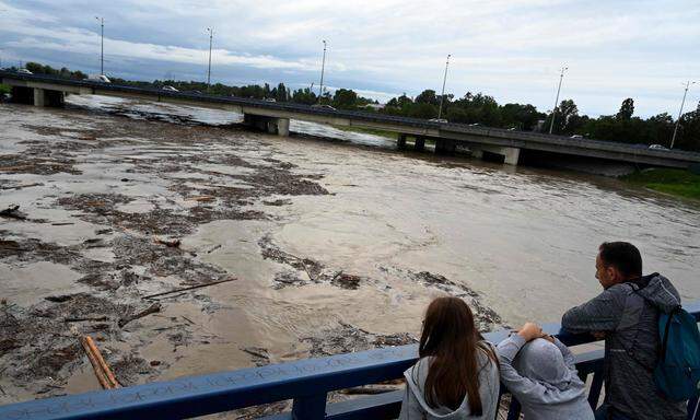 Der Wasserstand im Fluss Save bei Zagreb steigt stark an.