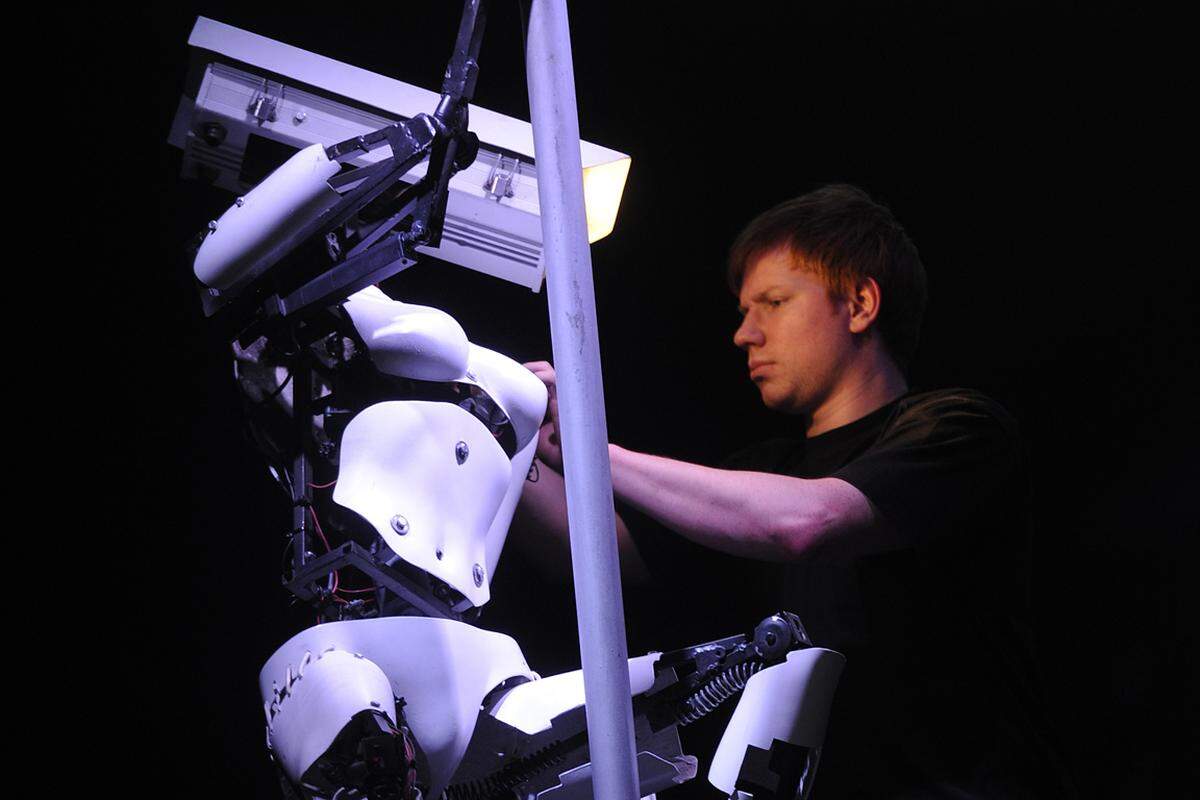 Weniger praktisch ausgelegt, dafür ideal für eine Messe-Show, ist dieser Pole-Dance-Roboter, der auf der CeBIT 2012 präsentiert wurde.