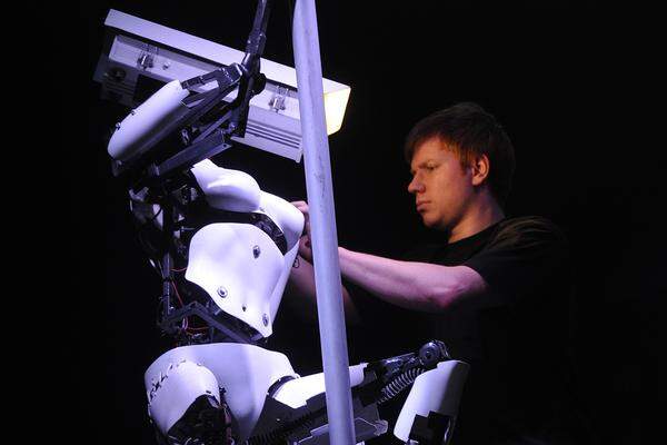 Weniger praktisch ausgelegt, dafür ideal für eine Messe-Show, ist dieser Pole-Dance-Roboter, der auf der CeBIT 2012 präsentiert wurde.