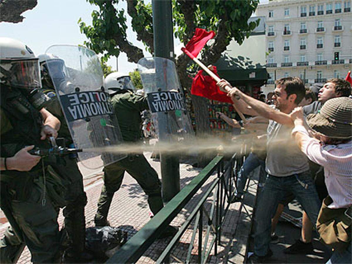 Auch mit Wasserwerfern wurden die Demonstranten zurückgedrängt.