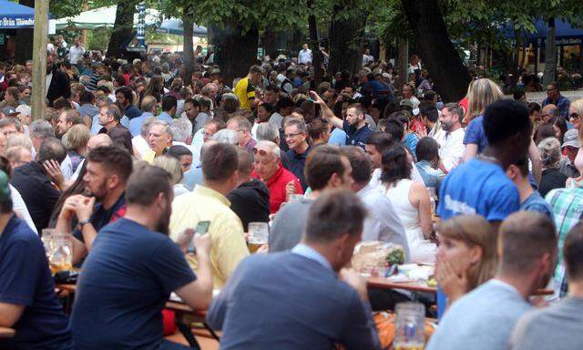 gro�er Andrang an Besuchern im Biergarten Augustiner Keller in der Arnulfstra�e an einem lauen Somme