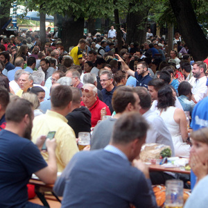 gro�er Andrang an Besuchern im Biergarten Augustiner Keller in der Arnulfstra�e an einem lauen Somme