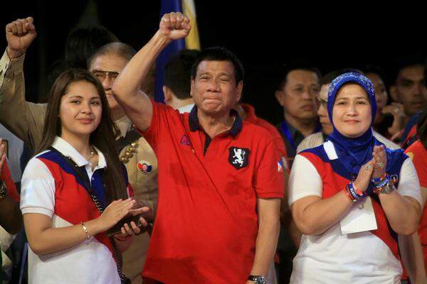 Man sieht den baldigen philippinischen Präsidenten Rodrigo Duterte förmlich vor sich, wie er sich bei den Sprüchen des US-Präsidentschaftskandidaten Donald Trump begeistert auf die Schenkel klopft. Wie Trump hat er Provokation zu seinem Markenzeigen gemacht. Die Philippiner haben den 71-Jährigen ins Präsidentenamt gewählt. Die Liste seiner Entgleisungen ist lang. Ein Auszug daraus.