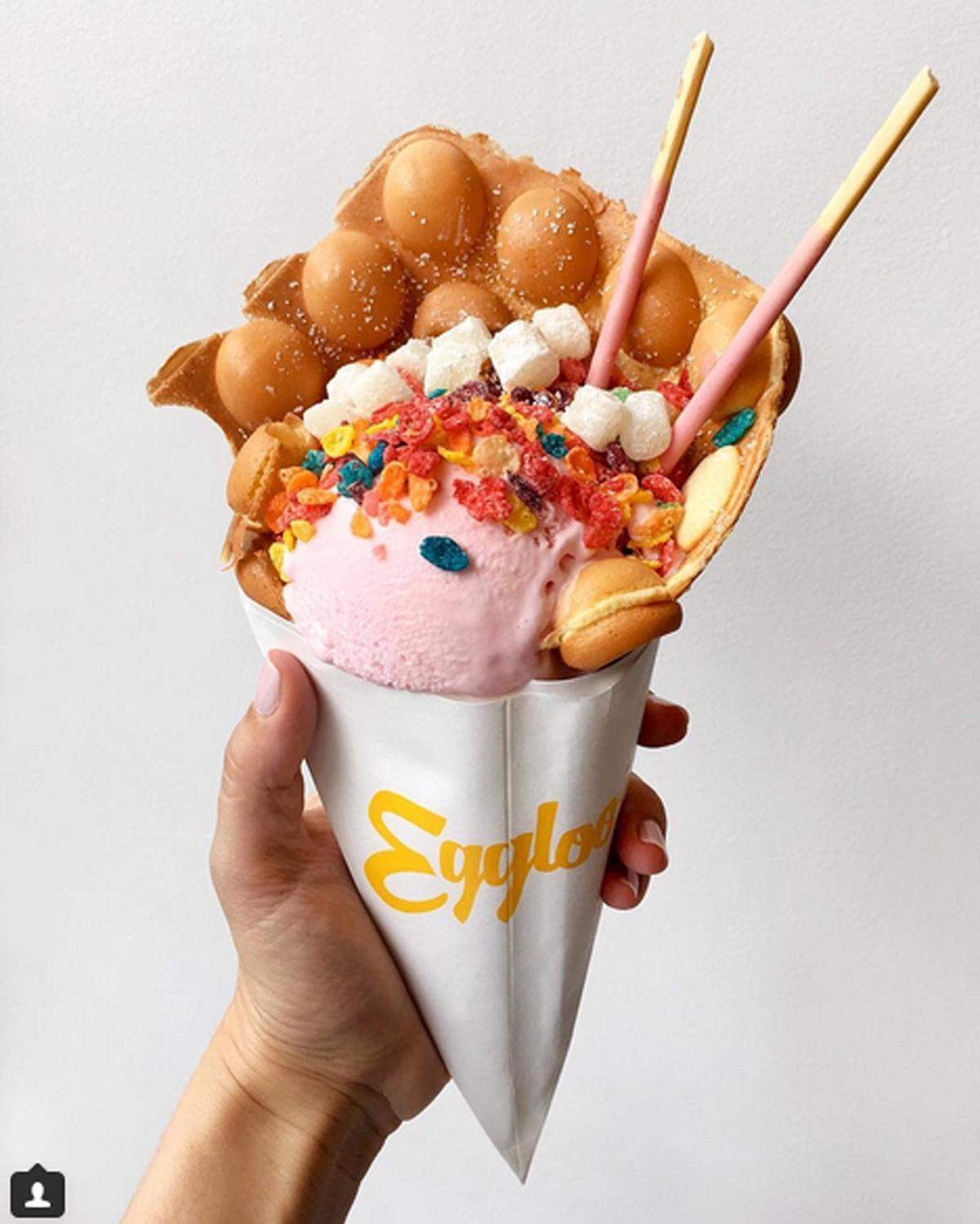 Im Web verbreiten sich auch die Bilder dieser Hybrid-Süßspeise rasend. Die Eisdiele Eggloo serviert in New York Eis in einer Waffel aus Schokolade oder Matcha-Teig. Bunte Toppings machen es besonders fotogen.