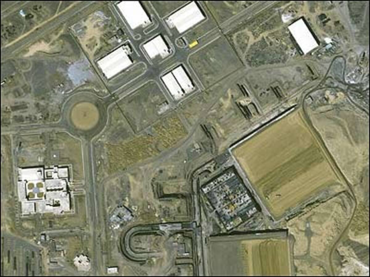 JÄNNER10. Jänner: (BILD) Ungeachtet internationaler Proteste entfernt der Iran die Siegel von seinen Atomanlagen, u.a. an der Urananreicherungsanlage von Natanz. Nach zweijährigem Moratorium kündigt Präsident Mahmoud Ahmadinejad die Wiederaufnahme der "Forschung am Atombrennstoff" an. 16. Jänner: Die Sozialistin Michelle Bachelet (54) gewinnt die Präsidentschaftsstichwahl in Chile.