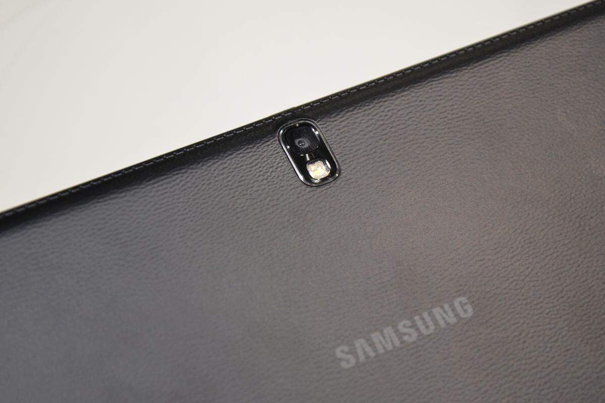 Beim Design hat Samsung auf die oft als "billig" bezeichnete glänzende Kunststoff-Oberfläche verzichtet. Stattdessen ist die Rückseite mit einer (Kunst-)Lederstruktur versehen. Ob das nun hochwertiger wirkt, bleibt Geschmacksache.