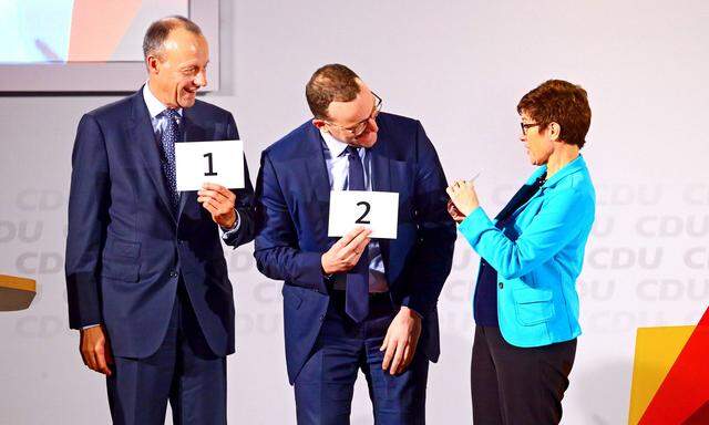 Friedrich Merz, Jens Spahn und Annegret Kramp-Karrenbauer losen die Reihenfolge der Vorstellungsrunden aus. Wer dann tatsächlich Platz eins belegen wird, entscheidet sich am CDU-Parteitag kommende Woche.