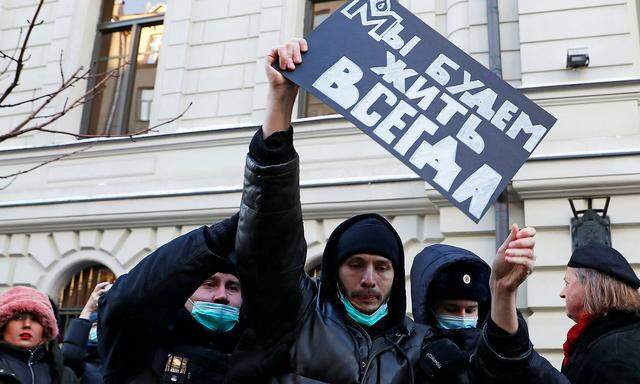 Unterstützer von Memorial vor dem Höchstgerichtsgebäude in Moskau am Dienstag.