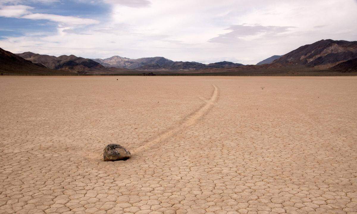 Das Death Valley ist weltweit für seine hohen Temperaturen bekannt, aber auch für ein Naturwunder, die wandernden Felsen. Auf einem ausgetrockneten See bewegen sich hier bis zu 350 kg schwere Felsbrocken - angetrieben vom Wind - über die Oberfläche und hinterlassen ihre geraden Spuren im Boden.