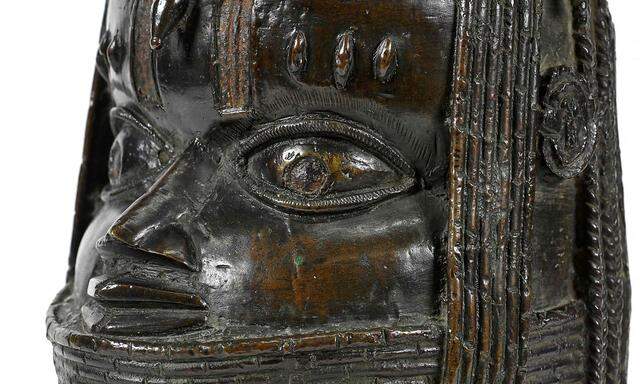 Bronzeskulpturen wie dieser "Oba" (König) aus dem Benin dem späten 19. Jahrhundert sind in mehreren Ländern Europas zu finden. Das Thema Restitution wird immer breiter diskutiert. In Deutschland will man nun einen Schritt vorwärts gehen.