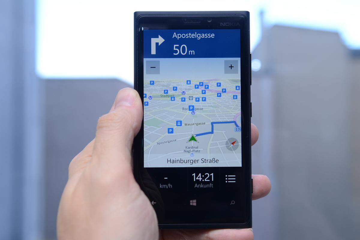 Mit Nokia Drive+ hat das Lumia 920 auch noch eine gute Offline-Navigation an Bord. Karten für das gewünschte Land lassen sich auf das Gerät laden, solange GPS-Verbindung besteht, kann man sich damit auch ohne teure Roaming-Verbindung im Ausland zurecht finden.