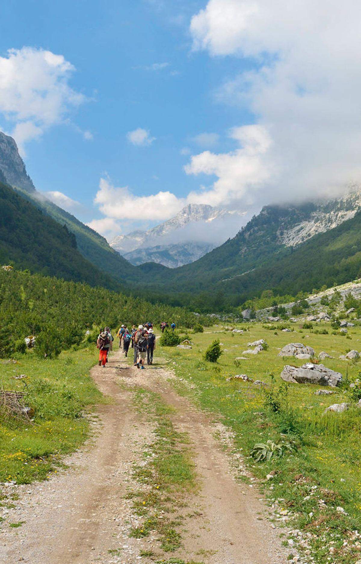 Selbst entferntere Ziele wie Montenegro sind mit öffentlichen Verkehrsmitteln gut zu erreichen und setzen auf nachhaltigen Naturtourismus: ein Balkanland mit zerklüfteten Bergen, mittelalterlichen Dörfern, schmalen Strandabschnitten und EU-Beitrittsoptionen. Naturerlebnisse abseits des Ausgetretenen – dafür steht auch Albanien. Die Deutsche Gesellschaft für Internationale Zusammenarbeit hat den Tourismus dort gezielt gefördert, indem sie kleinen Bauern Kredite zum Ausbau von Ferienwohnungen gewährte. Jetzt trägt die Politik Früchte: Albanien gilt unter Wandertouristen noch als Geheimtipp. Im Norden liegen die „albanischen Alpen“ mit ihren Hochtälern – kürzlich durch den Fernwanderweg „Peaks of the Balkans“ erschlossen. www.alpine-pearls.com, www.tirolwerbung.at, www.montenegro-adria.de, albania.al