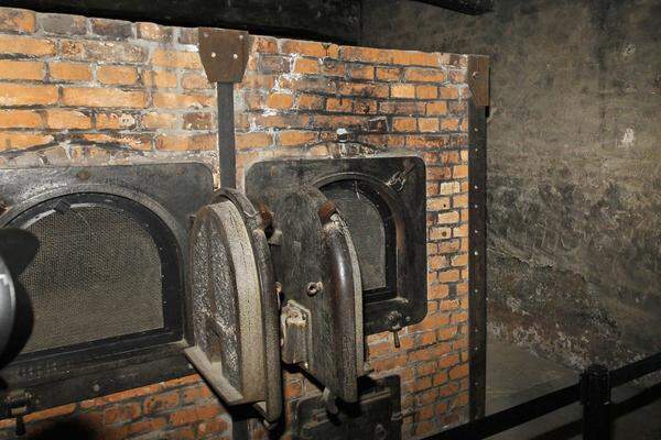 Das größte Krematorium hatte laut Lagerkommandant Rudolf Höß eine „Verbrennungskapazität von circa 2000 Leichen in 24 Stunden“.