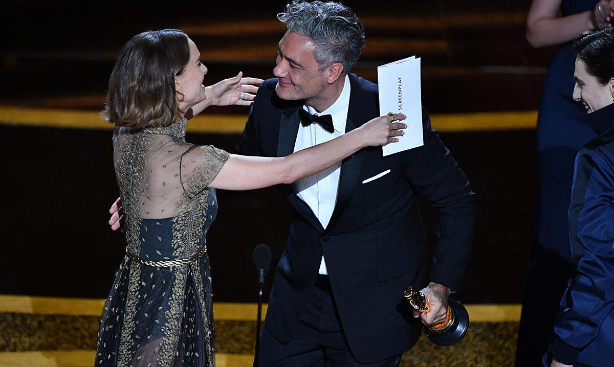 Den Preis an Waititi übergaben Jungstar Timothée Chalamet und Oscar-Preisträgerin Natalie Portman. Diese gab auch ein modisch-politisches Statement ab >>>