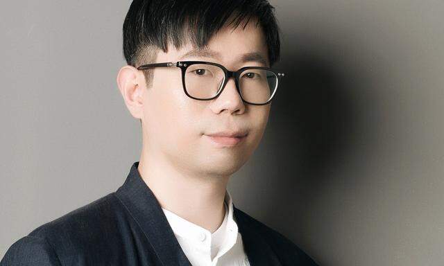 Cai Jun begann mit 20 Jahren zu schreiben, in seiner Heimat zählt er zu den erfolgreichsten Thriller-Autoren. 