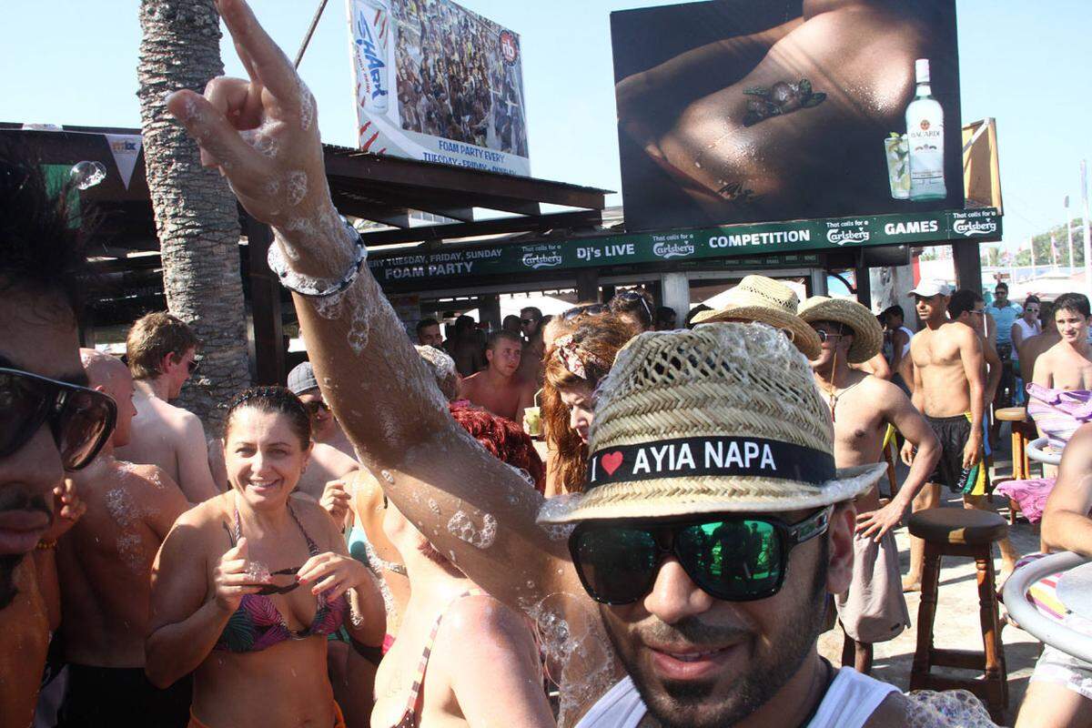 Party, Party, Party gibt es am zypriotischen Nissi Beach den ganzen Sommer lang. In den 80 Bars und rund zwölf Clubs treffen sich die Teenager Mitteleuropas. Die klingenden Stützpunkte heißen "Club Ice", "Carwash Disco" oder "Aqua Club".