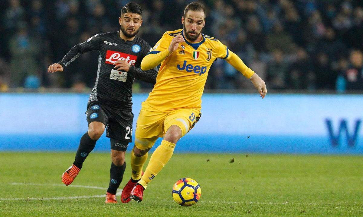 Der in Frankreich geborene Gonzalo Higuain spielt für die Nationalmannschaft von Argentinien. Über Real Madrid kam der Stürmer zum SSC Neapel. Von dort holte ihn Juventus 2016 für 94,7 Millionen Euro nach Turin.