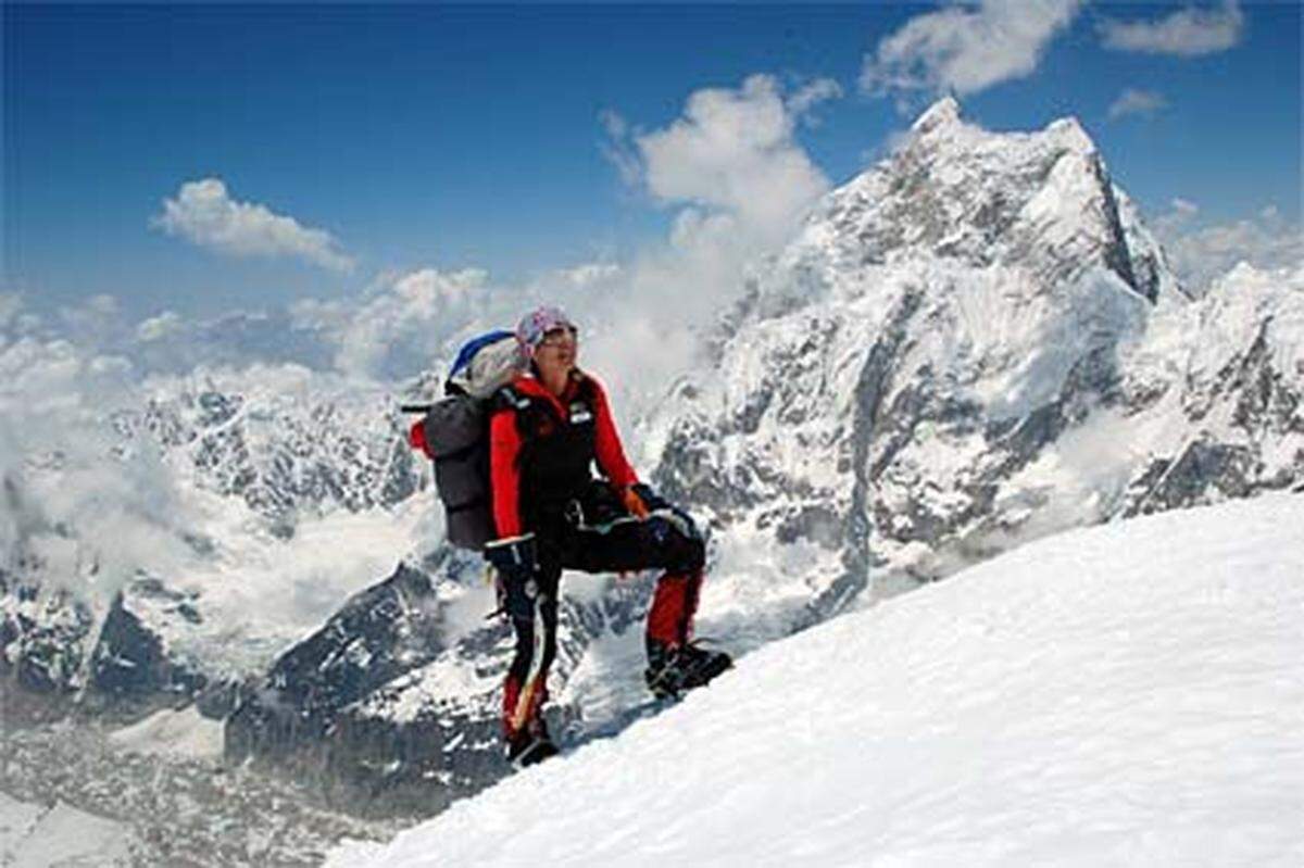 Nur 278 Bergsteiger dürfen sich "K2-Bezwinger" nennen. Zahlreiche Alpinisten scheiterten beim Versuch, darunter die österreichische Alpinistin Gerlinde Kaltenbrunner (Bild), die 2007 knapp unterhalb des Gipfels umkehren musste.1986 war ein schwarzes Jahr am "Schicksalsberg". 13 Bergsteiger starben in mehreren Katastrophen, darunter auch die Österreicher Hannes Wieser, Alfred Imitzer sowie die Filmemacherin Julie Tullis.