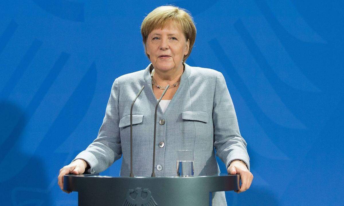 Auch Angela Merkel beherrscht den Womanizer, hat aber die Schultern zu weit hochgezogen.