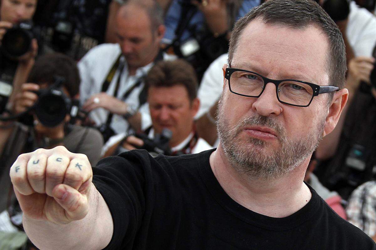 Was hat er sich dabei nur gedacht? Regisseur Lars von Trier sagte bei der Vorstellung seines neuen Films "Melancholia" in Cannes, er hege Sympathien für NS-Diktator Adolf Hitler und NS-Architekt Albert Speer. Das löst einen Eklat aus. Der Däne entschuldigte sich, doch das Filmfestival erklärte ihn trotzdem zur "persona non grata". Von Trier wurde die Akkreditierung entzogen - er darf das Festivalpalais in Cannes vorerst nicht mehr betreten.