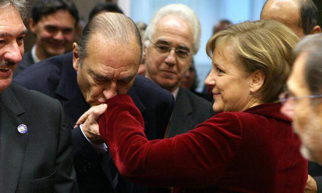Handkuss für Deutschlands Kanzlerin Merkel bei einem ihrer ersten EU-Gipfel 2006. Sie prägte die EU über 16 Jahre. Bei einem ihrer letzten Gipfel setzte sie sich in der Nacht auf Freitag mit dem Vorschlag eines Gipfels mit Russlands Präsidenten nicht mehr durch.