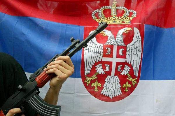 Vormarsch serbischer Truppen in weiten Teilen Bosnien-Herzegowinas. Der serbische Nationalismus wird militärisch in Bosnien zelebriert.