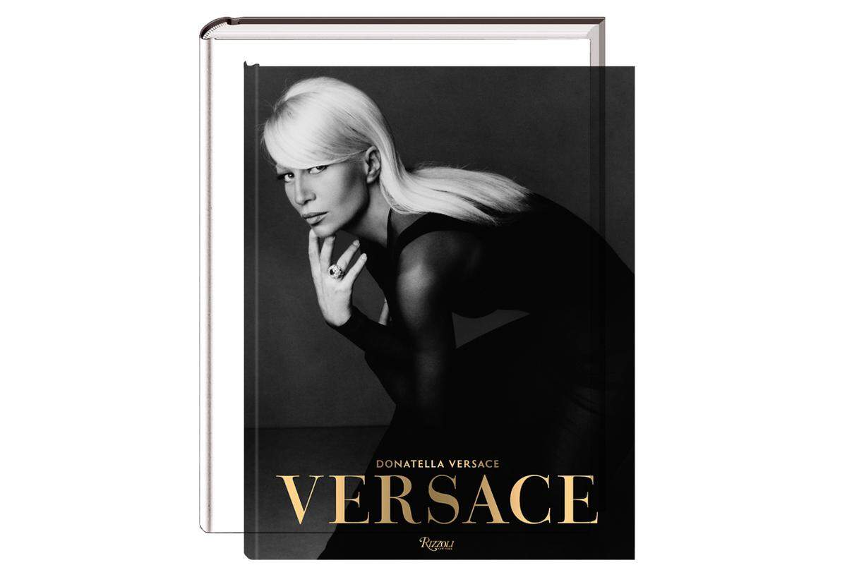 Der Bildband versammelt Familienporträts und Aufnahmen aus Donatella Versaces Leben. (Rizzoli, Preis auf Anfrage)