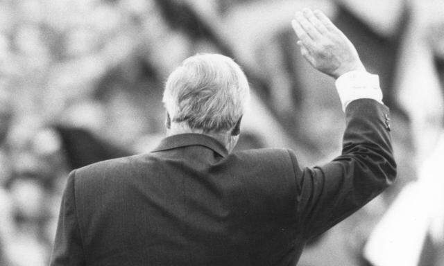 Aus dem Archiv: Bundeskanzler Helmut Kohl winkt auf einer Wahlkampfveranstaltung in der DDR der jubelnden Menge zu.
