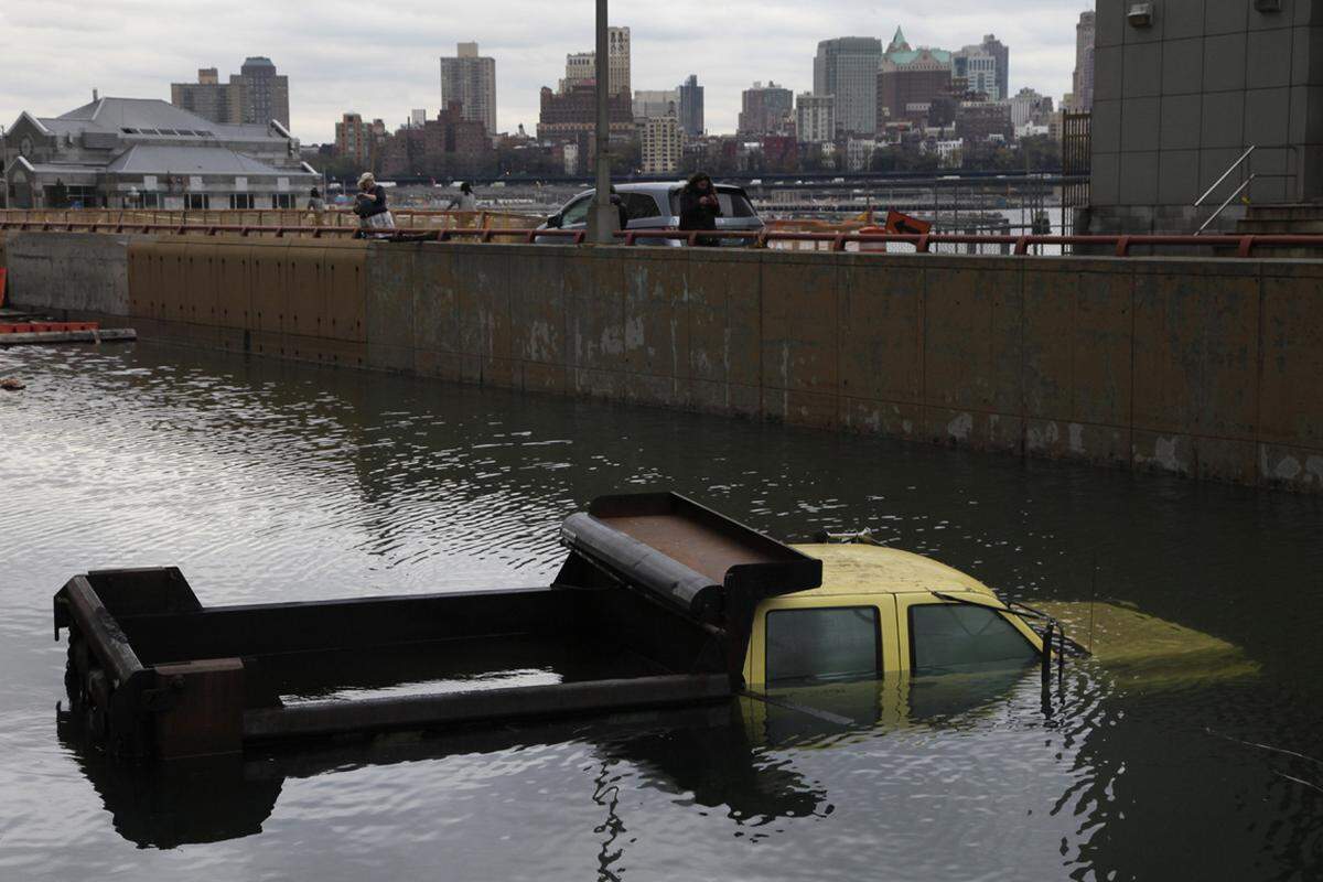 Battery Park, New York. Beim Eingang zum Tunnel unter dem Park steht ein Lkw der Stadtverwaltung unter Wasser.