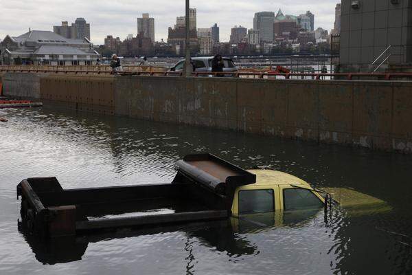 Battery Park, New York. Beim Eingang zum Tunnel unter dem Park steht ein Lkw der Stadtverwaltung unter Wasser.