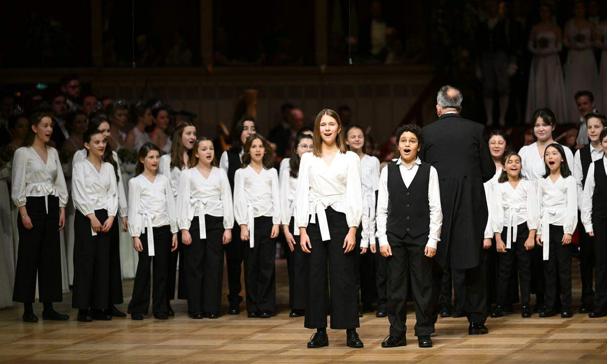 Auf die Tänzer folgte der Kinderchor der Wiener Staatsoper, die jungen Talente sangen "Éljen a Magyar!" Polka schnell op. 332 von Johann Strauß (Sohn). Vor ihrem Auftritt wurden sie von Moderator Andi Knoll mit Gummibären versorgt.