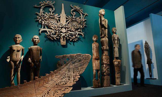 Auch Indonesien fehlt nicht und zeigt die Verwandtschaft seiner Kunst mit der Afrikas. 