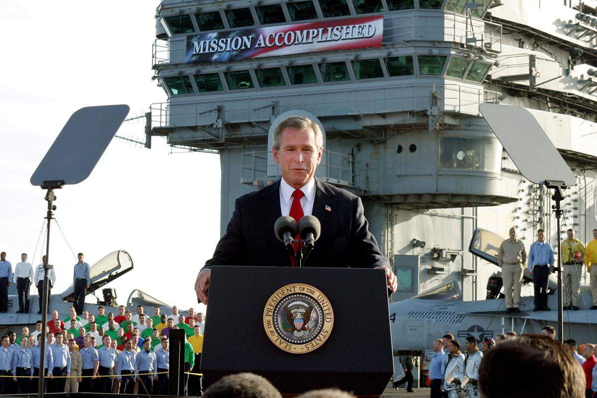 US-Präsident George W. Bush verkündet an Bord des Flugzeugträgers "Abraham Lincoln" das Ende der wesentlichen Kämpfe ("Mission Accomplished").