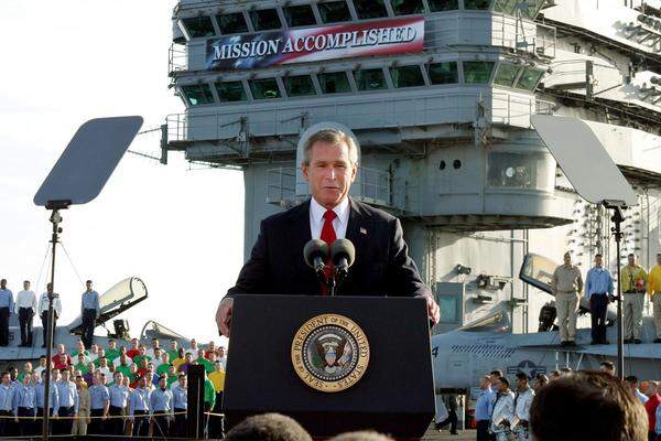 US-Präsident George W. Bush verkündet an Bord des Flugzeugträgers "Abraham Lincoln" das Ende der wesentlichen Kämpfe ("Mission Accomplished").
