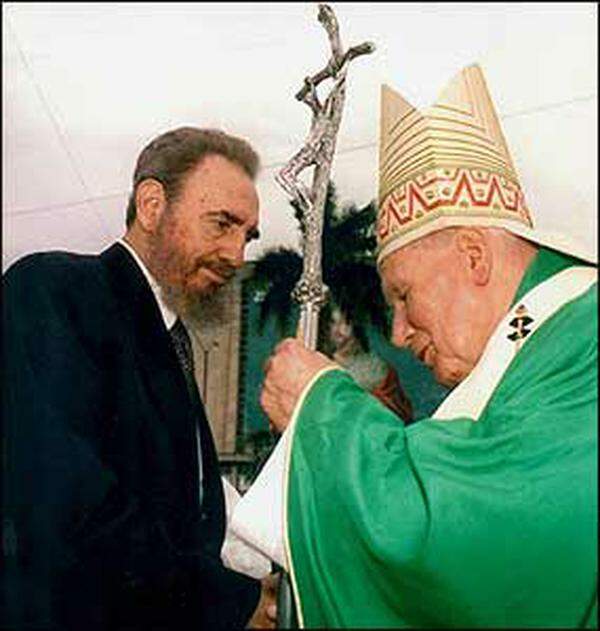 Erstmals besucht ein Papst das kommunistische Kuba. Er wird von Langzeit-Staatschef Fidel Castro empfangen. Die Kubaner feiern Johannes Paul II. stürmisch.