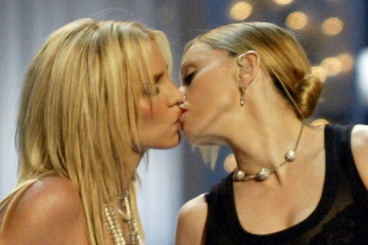 Bei diesem Anblick stand Britney Spears damaliger Exfreund Justin Timberlake der Atem still. Bei einem Auftritt im Jahr 2003 der Popstars Madonna, Britney Spears und Christina Aquilera kamen sich die Ladys näher als gedacht. Im Hintergrund lief "Like A Virgin". Die aufregende Aktion wurde zur Schablone vieler Gala-Küsse.