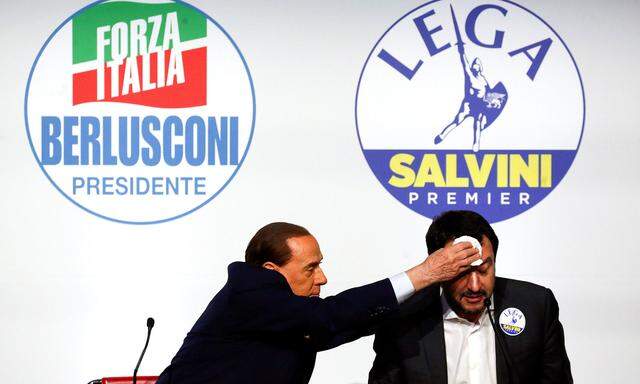 Schwierige Aufgabe: Silvio Berlusconi und sein Koalitionspartner Matteo Salvini (rechts) hoffen, Italien nach der Wahl am Sonntag zu regieren.