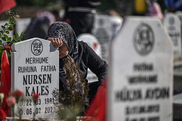 Trauer auf einem Friedhof in Hatay.