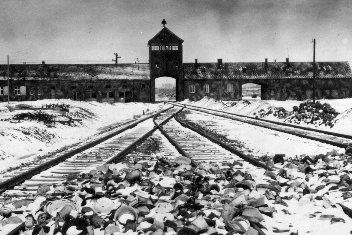 Im Oktober 1944 zerstören Gefangene bei einem Aufstand eines der Krematorien. Der anschließende Fluchtversuch von etwa 250 Häftlingen scheitert, –alle werden getötet.&gt;&gt; "Mit nichts einen Aufstand gemacht"
