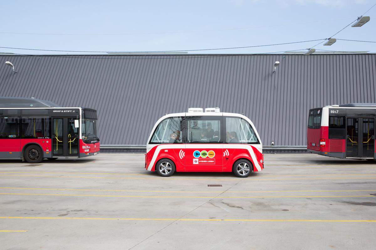 So sieht er also aus, der selbstfahrende Elektrobus, den die Wiener Linien nun präsentierten. In der Wiener-Linien-Garage Leopoldau wurde er bei einer Testfahrt gezeigt.