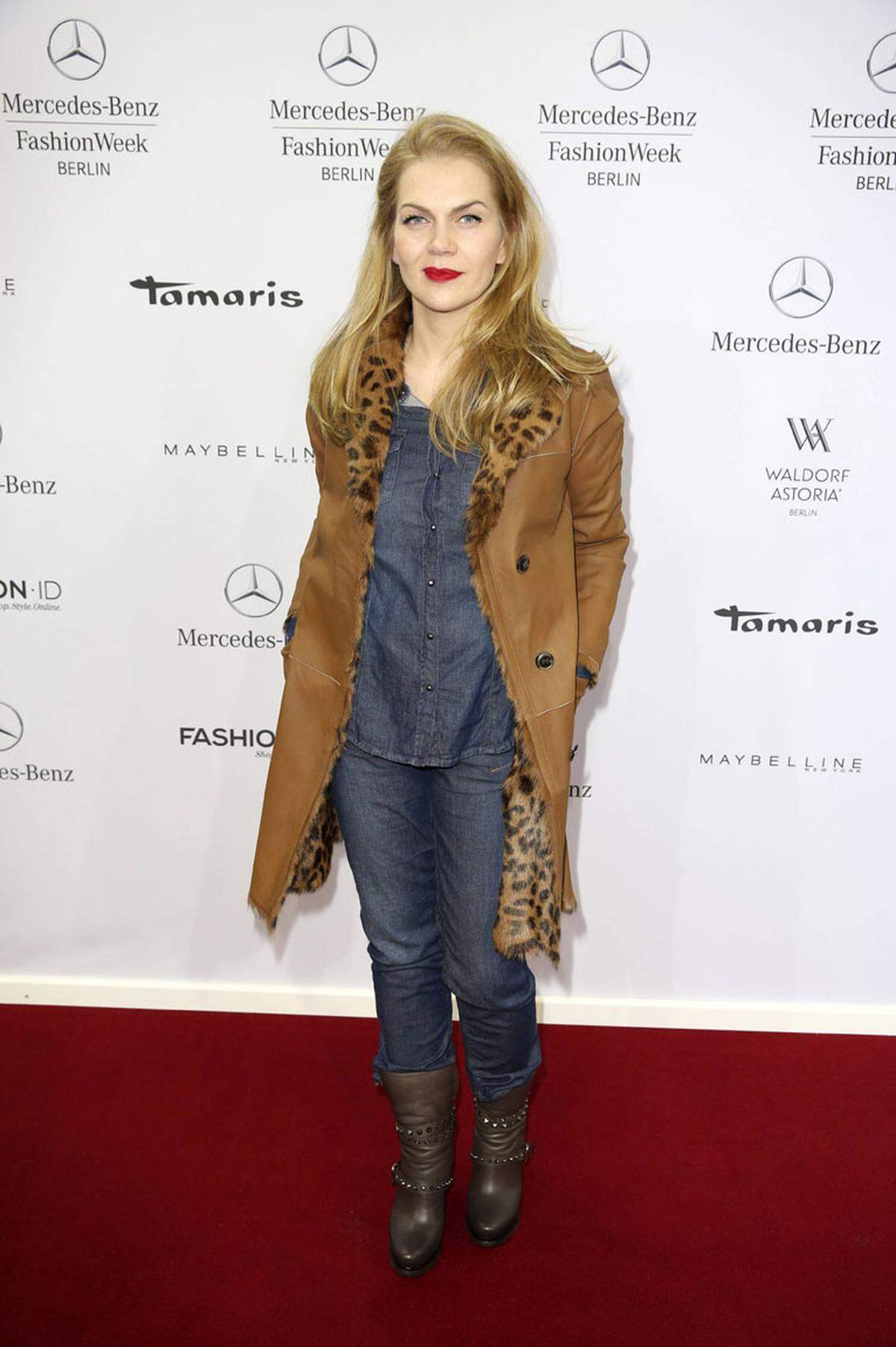 Schauspielerin Anna Loos kombinierte Jeans und Leopardenprint.