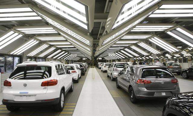Bei VW ist heuer ein milliardenschweres Sparprogramm angesagt (im Bild Tiguan und Golf bei der Qualitätskontrolle). 