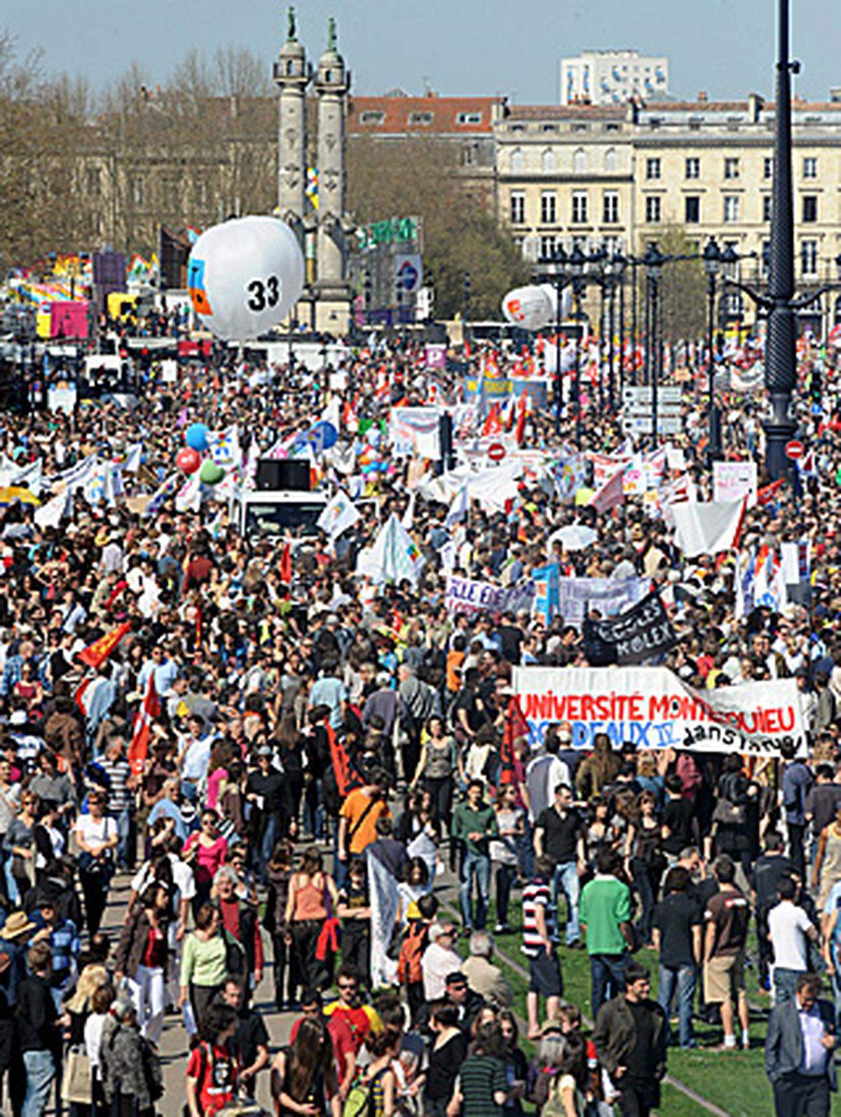 Die Proteste sind die bislang härteste Bewährungsprobe für Sarkozy, der seit Mai 2007 im Amt ist.