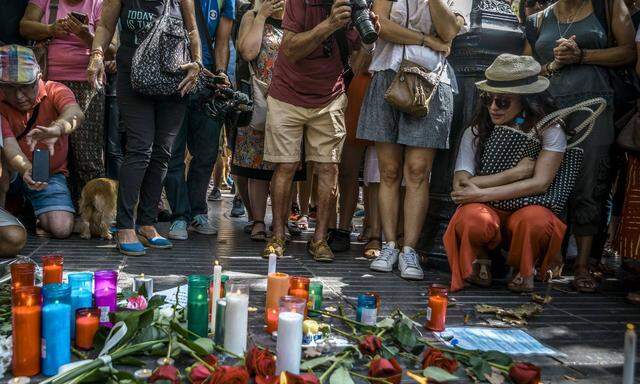 Große Trauer in der katalanischen Hauptstadt nach dem Terroranschlag: Bewohner und Touristen legen Blumen und Kerzen in der Rambla-Allee in Barcelona nieder.