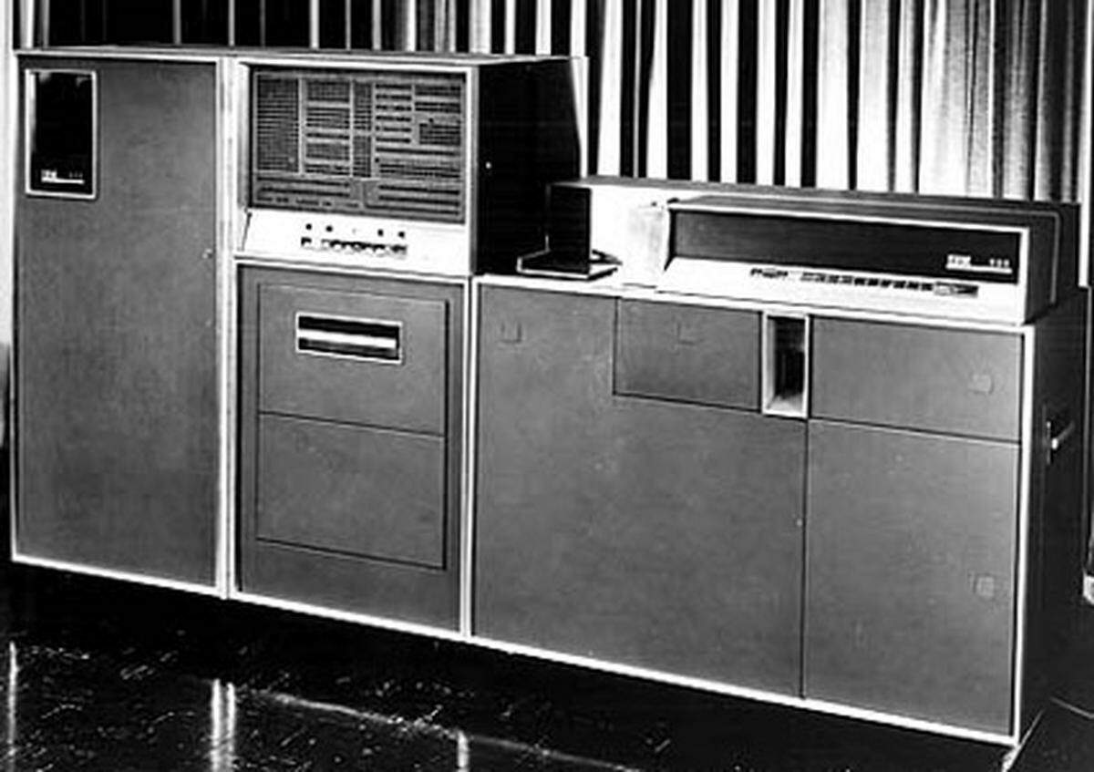 Der Transistorrechner IBM 608 markiert einen neuen Abschnitt zur Entwicklung leistungsfähigerer Computer. Es handelt sich um den ersten vollständig mit Transistoren ausgerüsteten Rechner. Mehr als 3000 dieser Bauteile und Magnetkerne waren eingebaut. Im Vergleich zu Elektronenröhren konnten Transistoren den Stromverbrauch um 90 Prozent senken. Der IBM 608 konnte 4500 Additionen pro Sekunde durchführen - mehr als doppelt so viele wie das Vorgängermodell 607 mit Röhren.